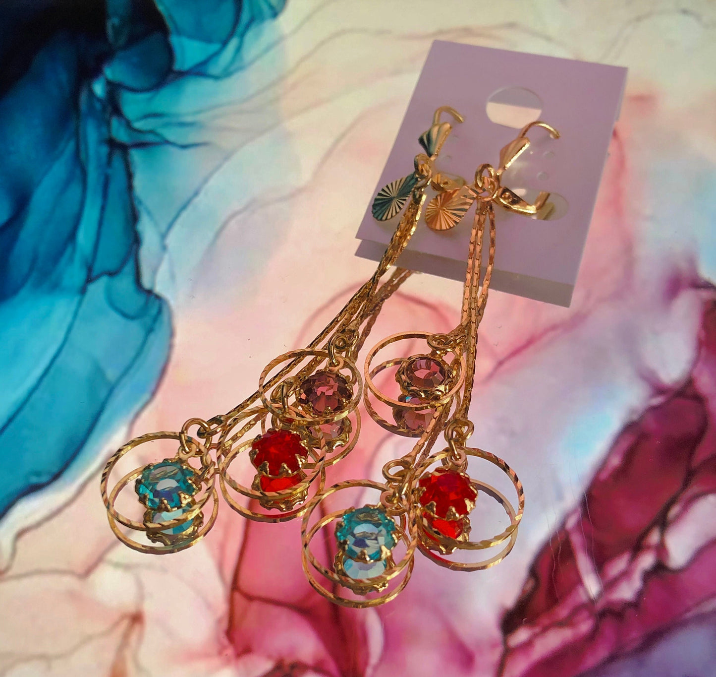 Pendientes colgantes de color azul, rojo y morado