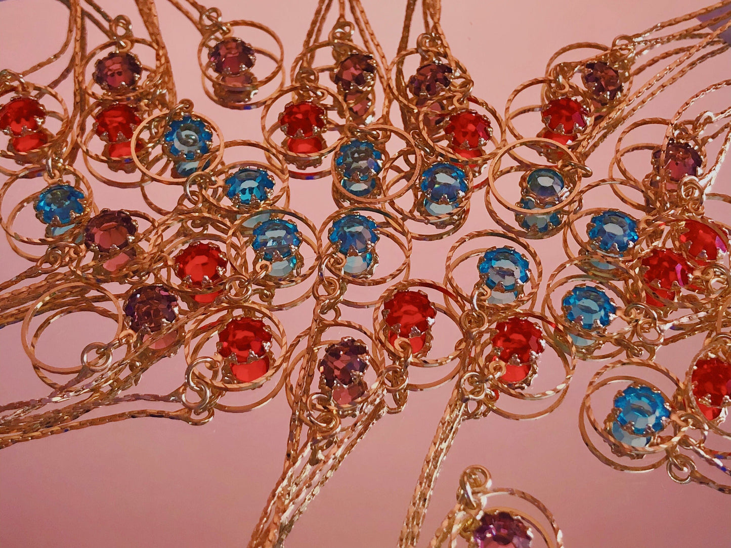 Pendientes colgantes de color azul, rojo y morado