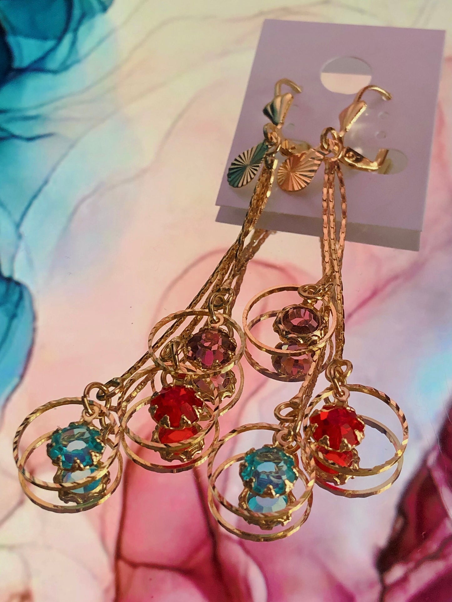 Pendientes colgantes de color azul, rojo y morado