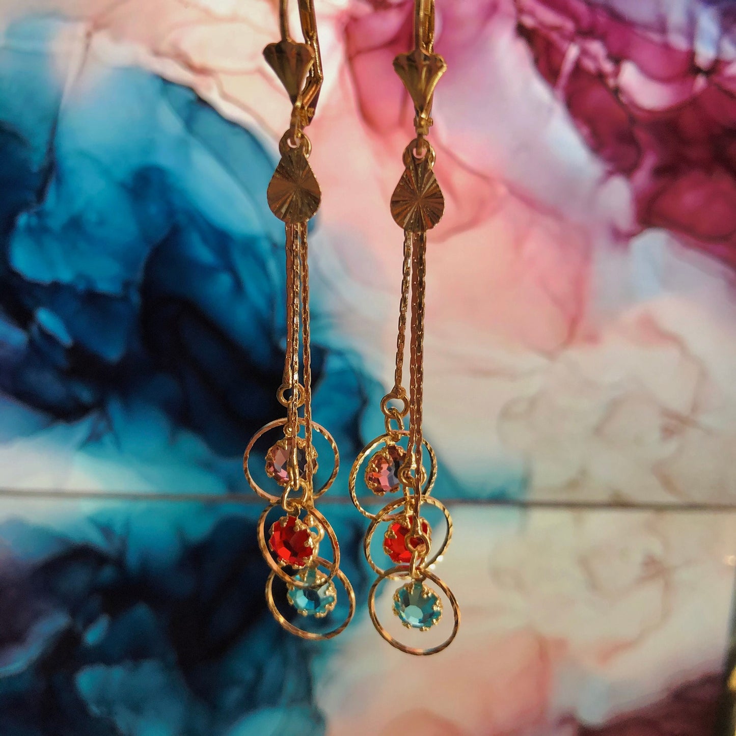 Pendientes colgantes de color azul, rojo y morado