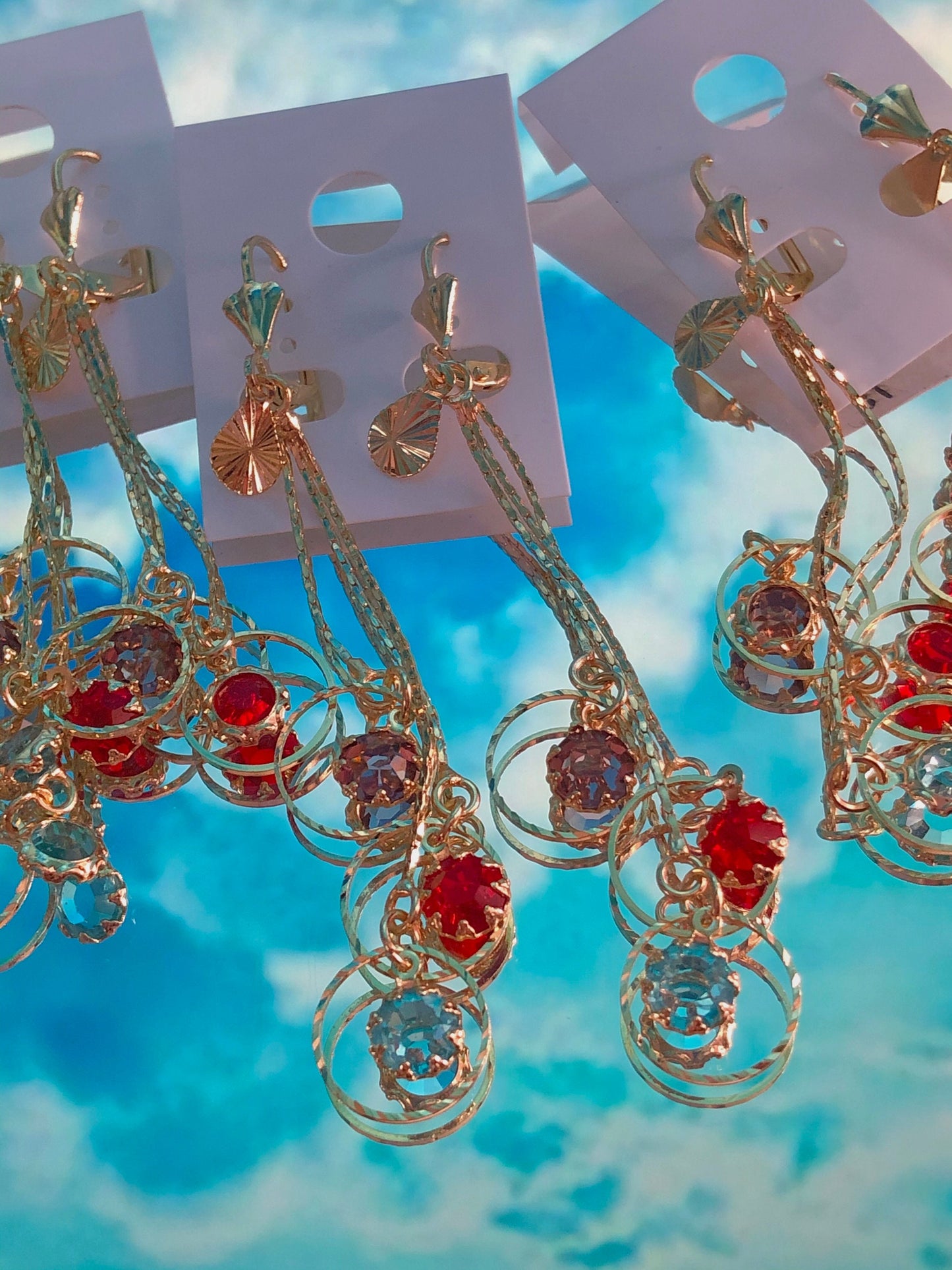 Pendientes colgantes de color azul, rojo y morado