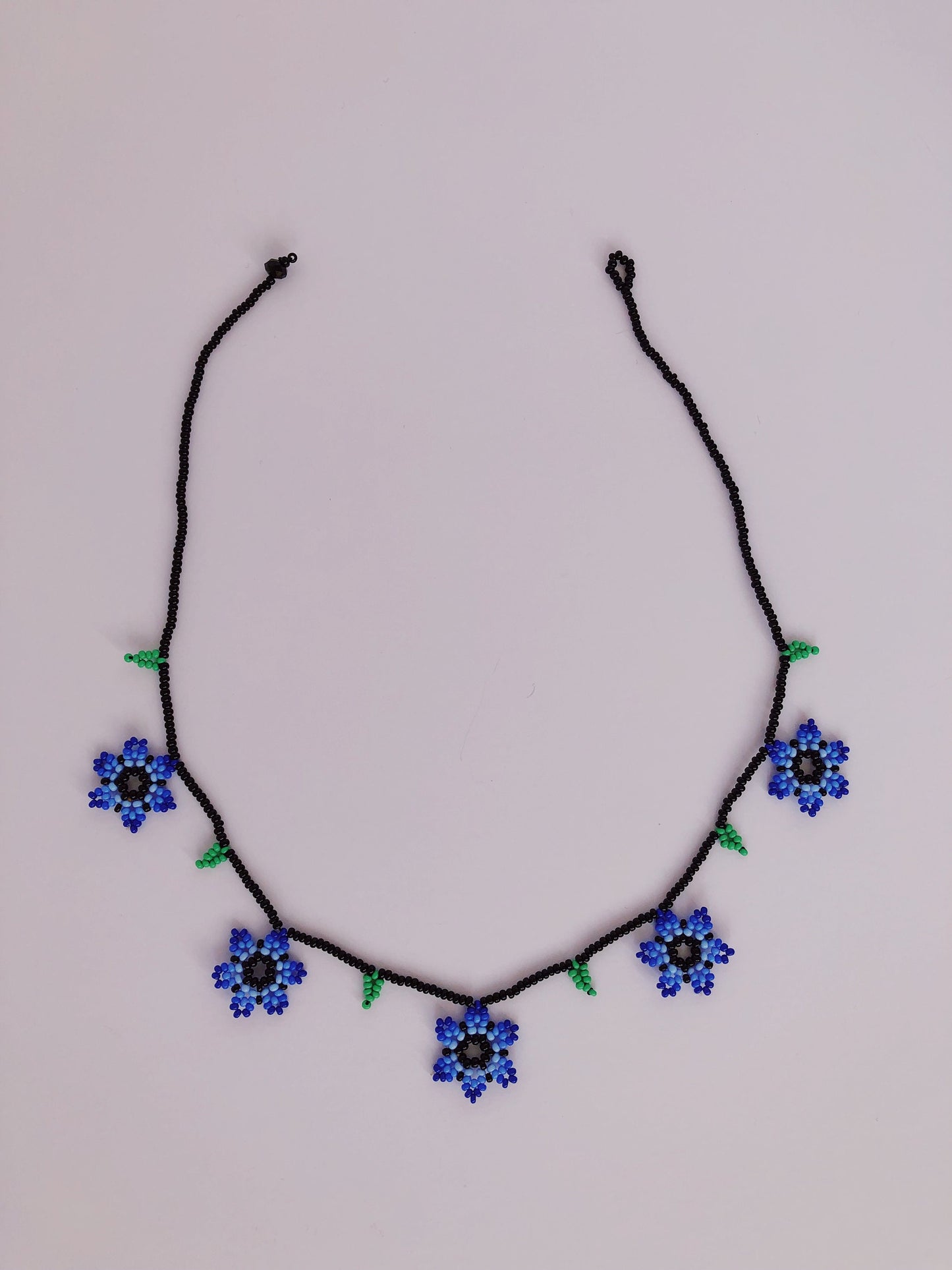 Collares de cuentas con flores azules y naranjas