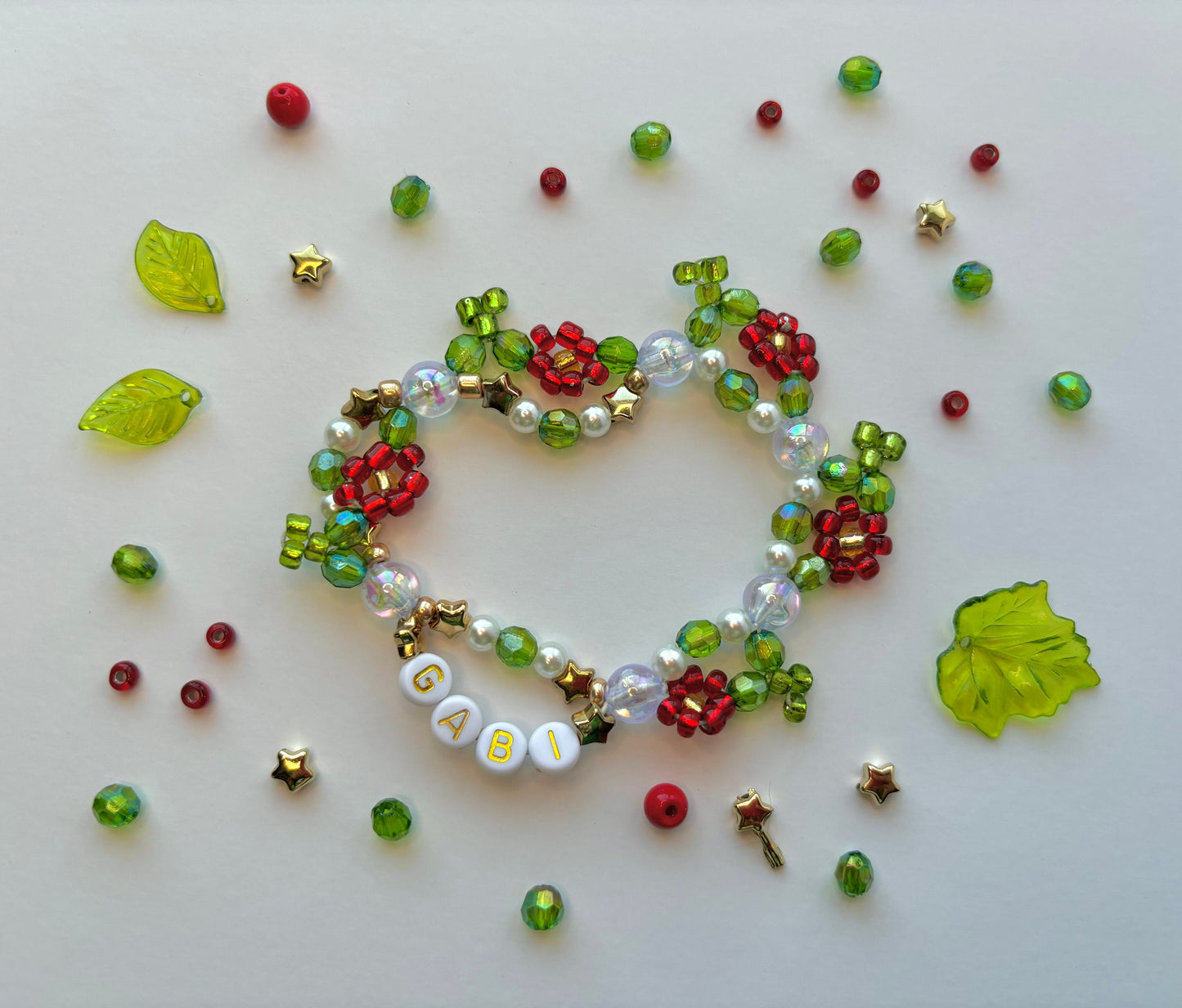 Personalize a vibrant beaded bracelet adorned with flowers. Customize it with your choice of name, word, initial, or letter.