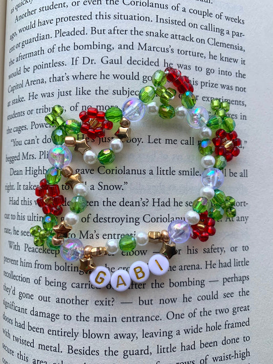 Personalize a vibrant beaded bracelet adorned with flowers. Customize it with your choice of name, word, initial, or letter.